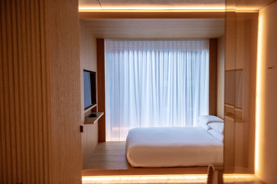 Imagen ilustrativa: dormitorio con madera cálida