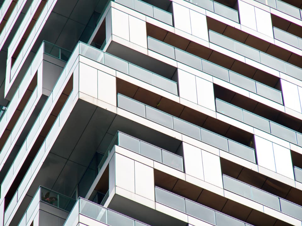 Imagen ilustrativa: fachada de balcones geométricos