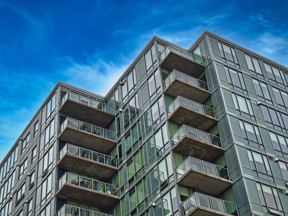 Imagen ilustrativa: torre residencial con balcones acristalados